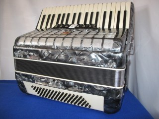 Parrot pearlescent grey 80 bass accordion